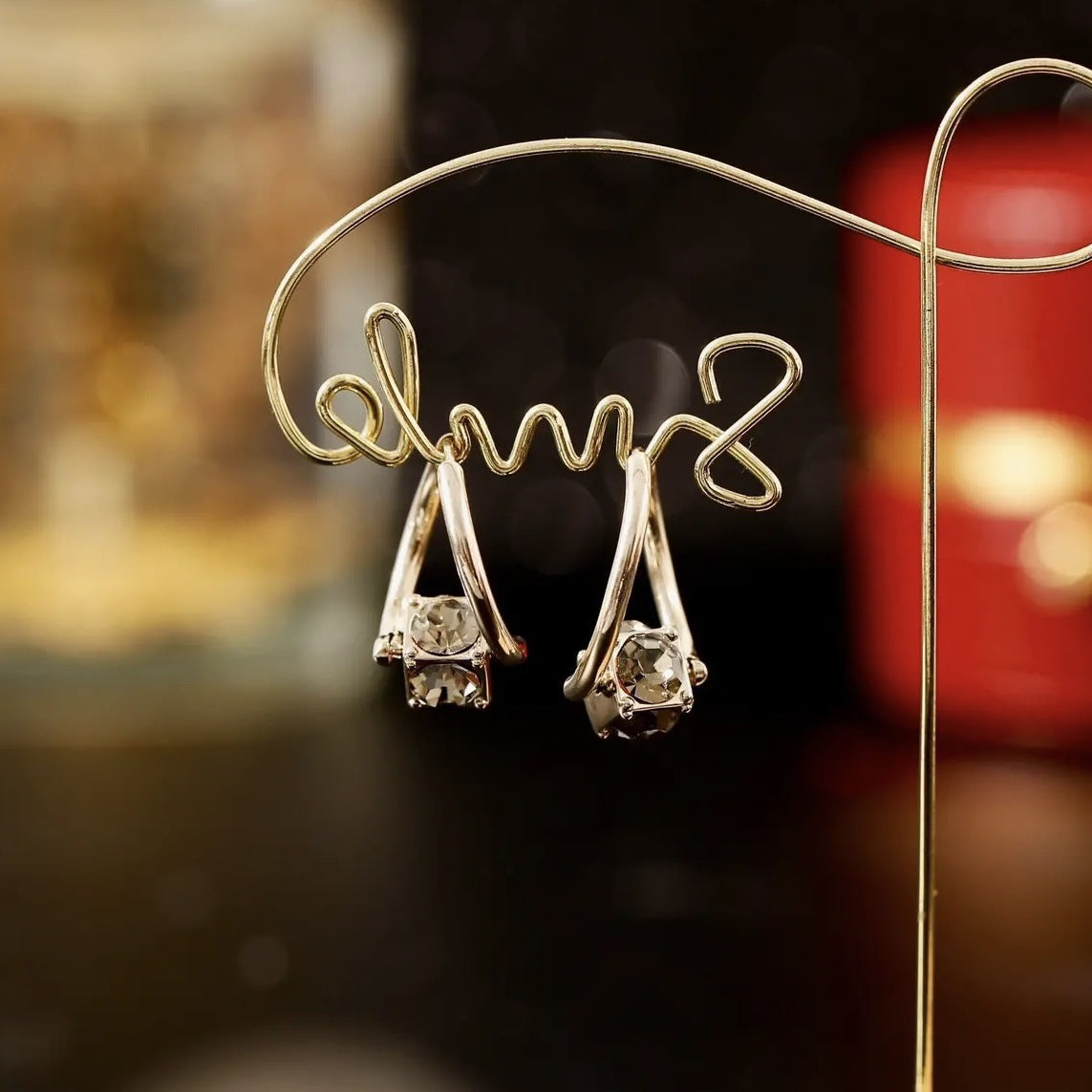 Elegant and luxurious Mosang diamond ear buckle White