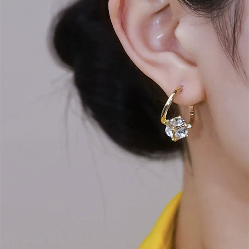 Elegant and luxurious Mosang diamond ear buckle White