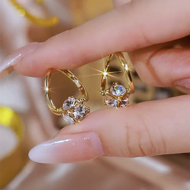 Elegant and luxurious Mosang diamond ear buckle White